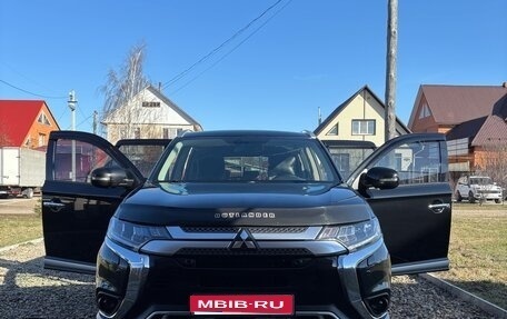 Mitsubishi Outlander III рестайлинг 3, 2019 год, 2 400 000 рублей, 1 фотография