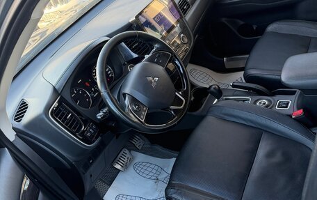 Mitsubishi Outlander III рестайлинг 3, 2015 год, 1 850 000 рублей, 10 фотография