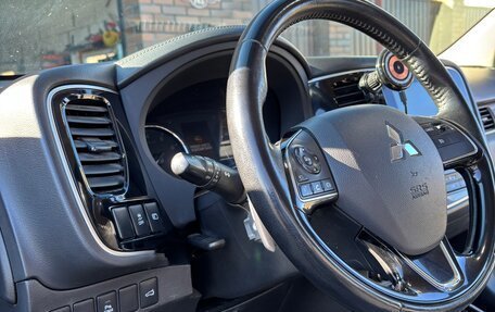 Mitsubishi Outlander III рестайлинг 3, 2019 год, 2 400 000 рублей, 5 фотография