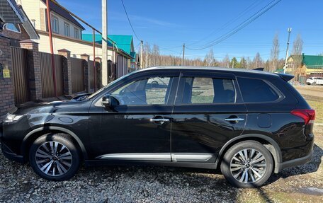 Mitsubishi Outlander III рестайлинг 3, 2019 год, 2 400 000 рублей, 6 фотография