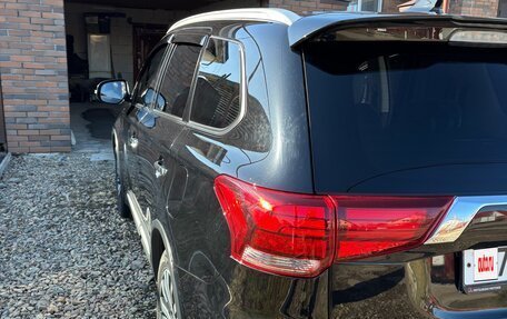 Mitsubishi Outlander III рестайлинг 3, 2019 год, 2 400 000 рублей, 8 фотография