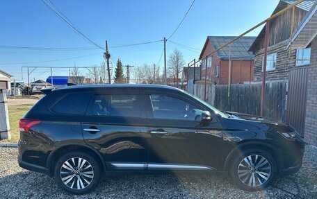 Mitsubishi Outlander III рестайлинг 3, 2019 год, 2 400 000 рублей, 9 фотография