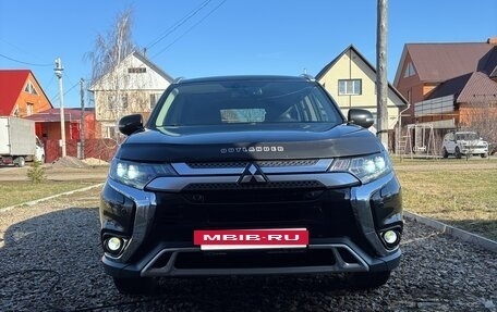 Mitsubishi Outlander III рестайлинг 3, 2019 год, 2 400 000 рублей, 12 фотография