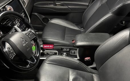 Mitsubishi Outlander III рестайлинг 3, 2019 год, 2 400 000 рублей, 16 фотография