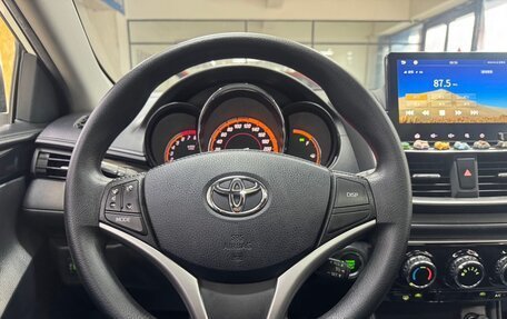 Toyota Yaris, 2021 год, 1 300 000 рублей, 9 фотография