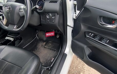 Toyota Wish II, 2013 год, 1 600 000 рублей, 26 фотография