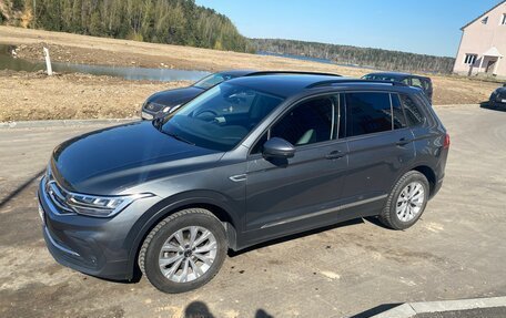 Volkswagen Tiguan II, 2021 год, 3 300 000 рублей, 2 фотография