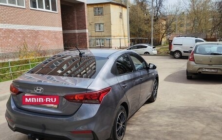 Hyundai Solaris II рестайлинг, 2017 год, 1 000 000 рублей, 5 фотография