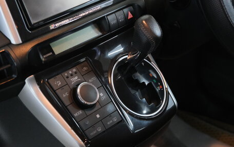 Toyota Wish II, 2017 год, 1 999 000 рублей, 16 фотография