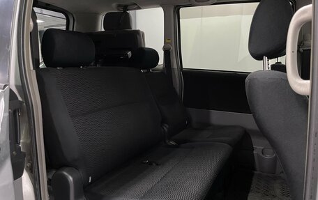 Toyota Voxy II, 2004 год, 1 019 000 рублей, 17 фотография