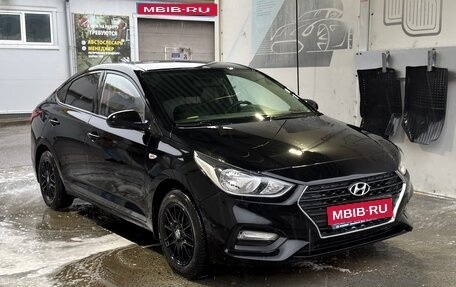 Hyundai Solaris II рестайлинг, 2017 год, 900 000 рублей, 1 фотография