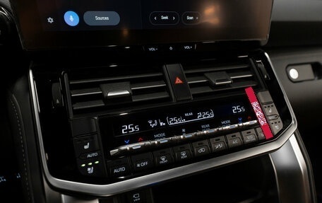 Toyota Land Cruiser, 2025 год, 15 300 000 рублей, 23 фотография