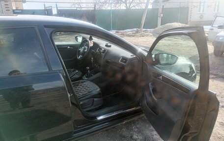 Volkswagen Jetta VI, 2011 год, 900 000 рублей, 2 фотография