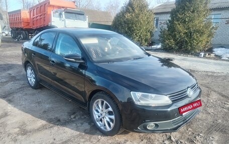 Volkswagen Jetta VI, 2011 год, 900 000 рублей, 4 фотография