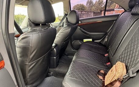 Toyota Avensis III рестайлинг, 2004 год, 500 000 рублей, 10 фотография