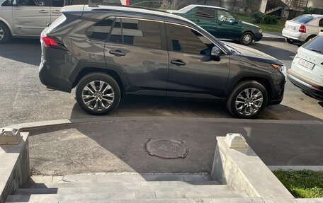 Toyota RAV4, 2019 год, 3 000 000 рублей, 4 фотография