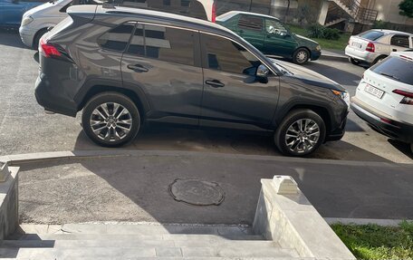 Toyota RAV4, 2019 год, 3 000 000 рублей, 3 фотография