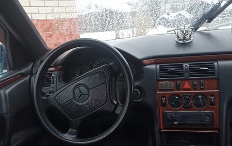 Mercedes-Benz E-Класс, 1995 год, 350 000 рублей, 4 фотография