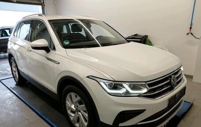 Volkswagen Tiguan II, 2021 год, 2 750 000 рублей, 1 фотография