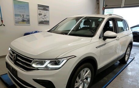 Volkswagen Tiguan II, 2021 год, 2 750 000 рублей, 2 фотография