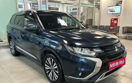 Mitsubishi Outlander III рестайлинг 3, 2019 год, 1 699 000 рублей, 2 фотография