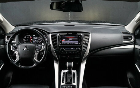 Mitsubishi Pajero Sport III рестайлинг, 2018 год, 3 250 000 рублей, 9 фотография