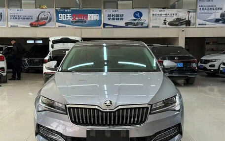 Skoda Superb III рестайлинг, 2022 год, 1 549 069 рублей, 2 фотография
