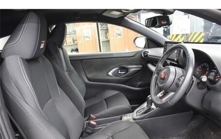 Toyota Yaris, 2021 год, 1 390 000 рублей, 9 фотография