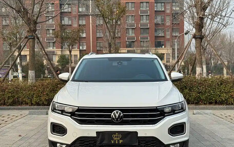 Volkswagen T-Roc I, 2023 год, 1 750 000 рублей, 2 фотография