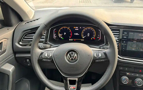 Volkswagen T-Roc I, 2023 год, 1 750 000 рублей, 10 фотография