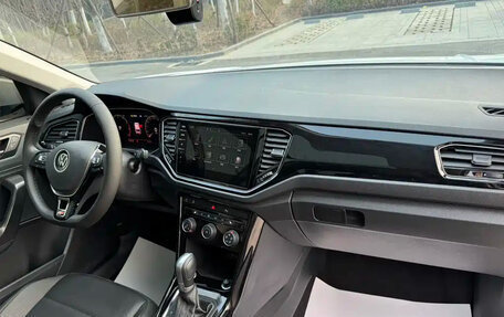 Volkswagen T-Roc I, 2023 год, 1 750 000 рублей, 19 фотография