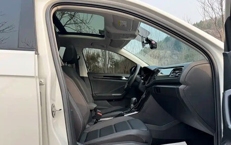 Volkswagen T-Roc I, 2023 год, 1 750 000 рублей, 12 фотография