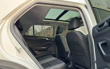 Volkswagen T-Roc I, 2023 год, 1 750 000 рублей, 13 фотография