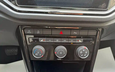 Volkswagen T-Roc I, 2023 год, 1 750 000 рублей, 11 фотография