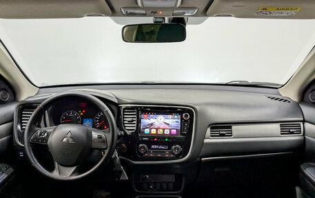 Mitsubishi Outlander III рестайлинг 3, 2018 год, 1 850 000 рублей, 14 фотография
