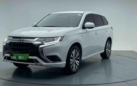 Mitsubishi Outlander III рестайлинг 3, 2021 год, 1 930 000 рублей, 2 фотография