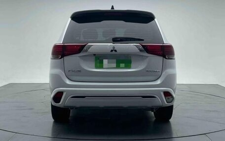 Mitsubishi Outlander III рестайлинг 3, 2021 год, 1 930 000 рублей, 3 фотография