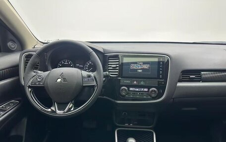 Mitsubishi Outlander III рестайлинг 3, 2021 год, 1 930 000 рублей, 5 фотография