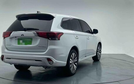 Mitsubishi Outlander III рестайлинг 3, 2021 год, 1 930 000 рублей, 4 фотография