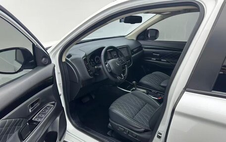 Mitsubishi Outlander III рестайлинг 3, 2021 год, 1 930 000 рублей, 7 фотография