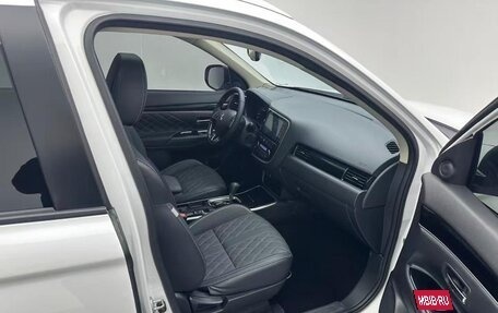 Mitsubishi Outlander III рестайлинг 3, 2021 год, 1 930 000 рублей, 8 фотография