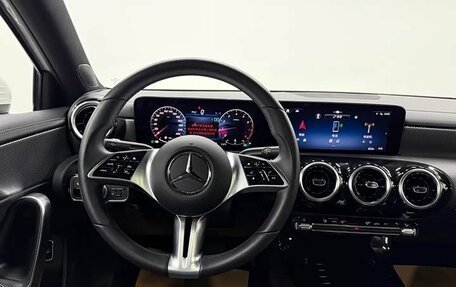 Mercedes-Benz A-Класс, 2023 год, 1 870 000 рублей, 12 фотография