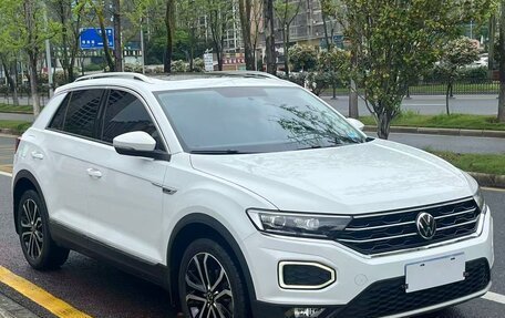Volkswagen T-Roc I, 2022 год, 1 635 000 рублей, 2 фотография