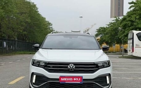 Volkswagen T-Roc I, 2022 год, 1 980 000 рублей, 2 фотография