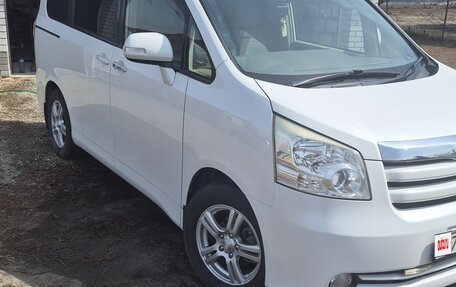 Toyota Noah III, 2007 год, 1 250 000 рублей, 4 фотография