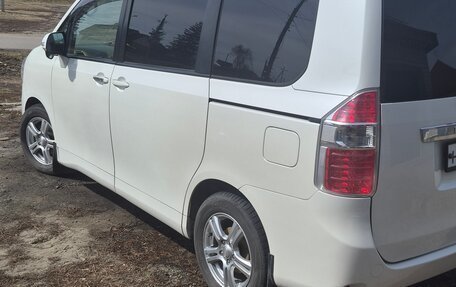 Toyota Noah III, 2007 год, 1 250 000 рублей, 2 фотография