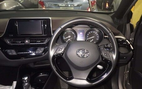 Toyota C-HR I рестайлинг, 2019 год, 2 300 000 рублей, 23 фотография