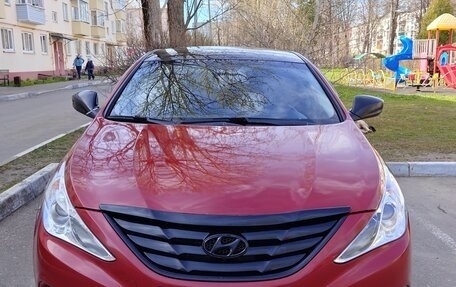 Hyundai Sonata VI, 2011 год, 950 000 рублей, 1 фотография