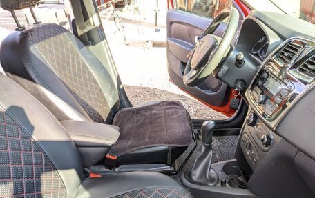 Renault Sandero II рестайлинг, 2015 год, 820 000 рублей, 2 фотография