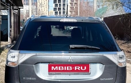 Mitsubishi Outlander III рестайлинг 3, 2014 год, 1 690 000 рублей, 4 фотография